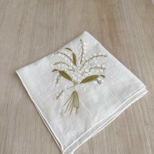 アンティークフランス 花びらチュールの西洋菊 スカラップ白糸刺繍 ハンカチクロス アンティークフランス 花びらチュールの西洋菊 スカラップ白糸刺繍