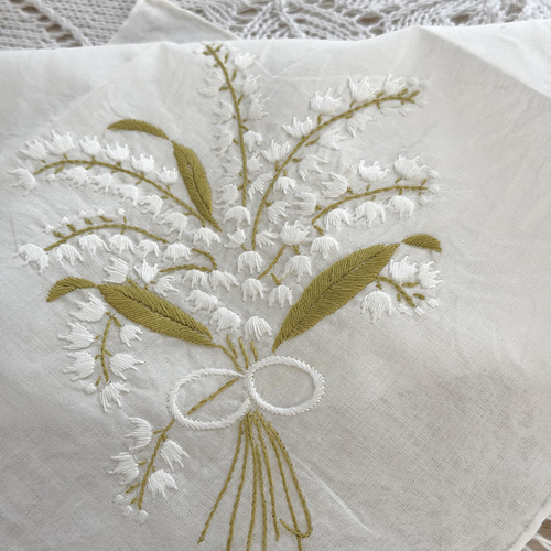 手刺繍入り　リネンクロス/リネンハンカチ【すずらん】 スズラン花束刺繍ハンカチ 手刺繍 コットン 鈴蘭 ハンドメイド
