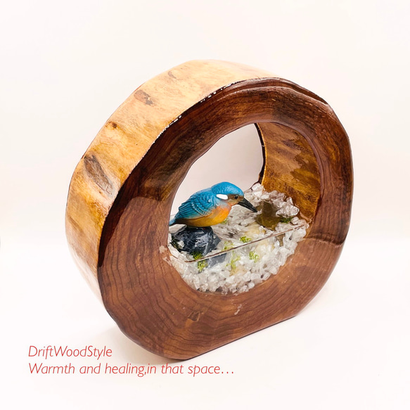 一つ限りの流木アート 水辺のカワセミ ジオラマ 流木 フィギュア 置物 動物 鳥 インテリア レジン 水辺 N47 3枚目の画像