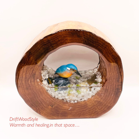 一つ限りの流木アート 水辺のカワセミ ジオラマ 流木 フィギュア 置物 動物 鳥 インテリア レジン 水辺 N47 2枚目の画像