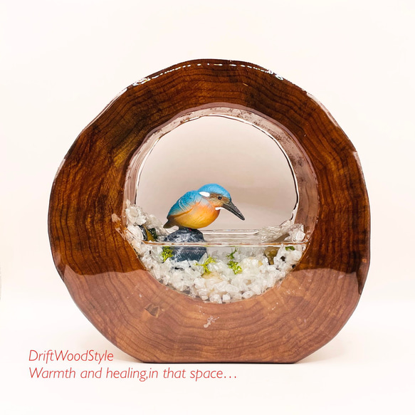 一つ限りの流木アート 水辺のカワセミ ジオラマ 流木 フィギュア 置物 動物 鳥 インテリア レジン 水辺 N47 1枚目の画像