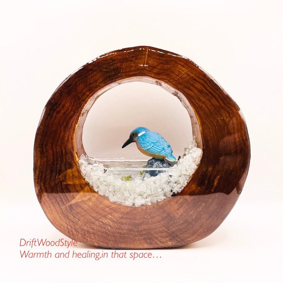 一つ限りの流木アート 水辺のカワセミ ジオラマ 流木 フィギュア 置物 動物 鳥 インテリア レジン 水辺 N47 5枚目の画像