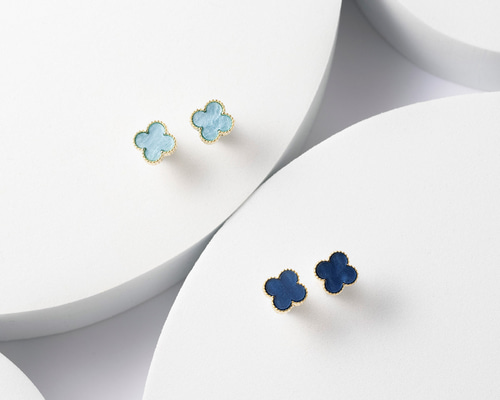 クローバー 10mm ピアス / イヤリング 四葉 小ぶり 大人可愛い ブルー