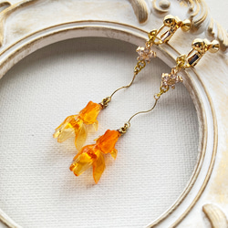 耳に泳ぐ 花手水の金魚（小さめ） イヤリング／ピアス イヤリング