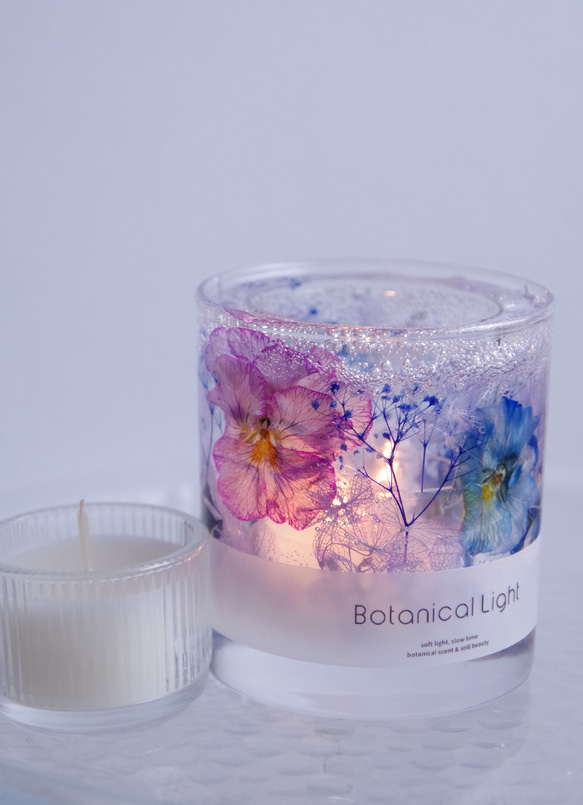 水彩画のようなフリルビオラと紫陽花のボタニカルキャンドルホルダーと