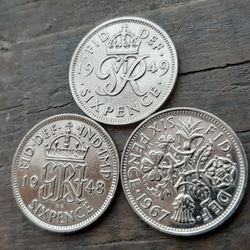 1977年発行のエリザベス2世騎馬像銀貨、透明ケース付き。英国記念