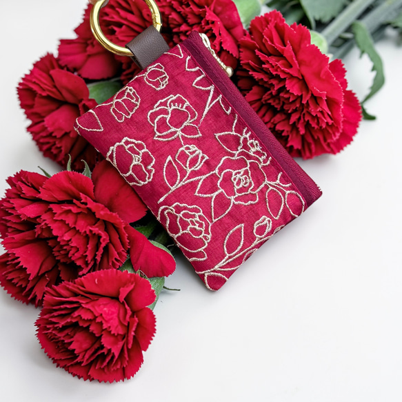 【母の日ギフト】カーネーション/インド刺繍×帆布◆カラビナ付きフラットポーチ/マルチケース 1枚目の画像