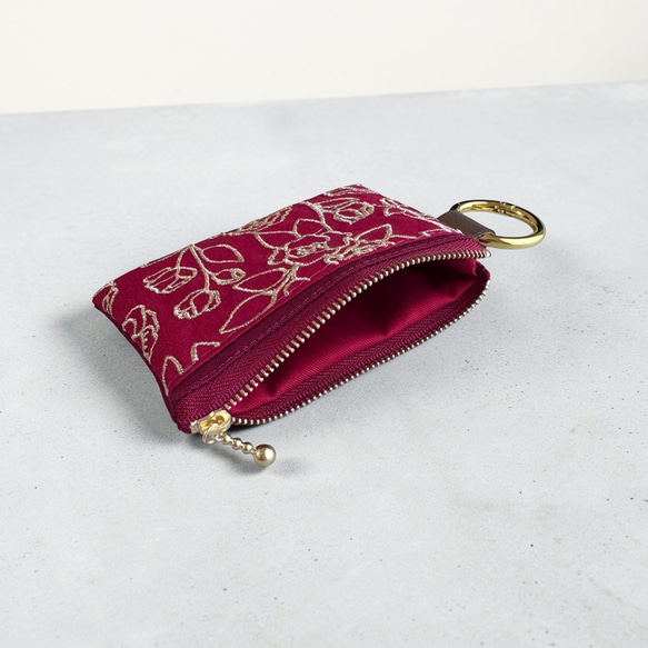 【母の日ギフト】カーネーション/インド刺繍×帆布◆カラビナ付きフラットポーチ/マルチケース 7枚目の画像