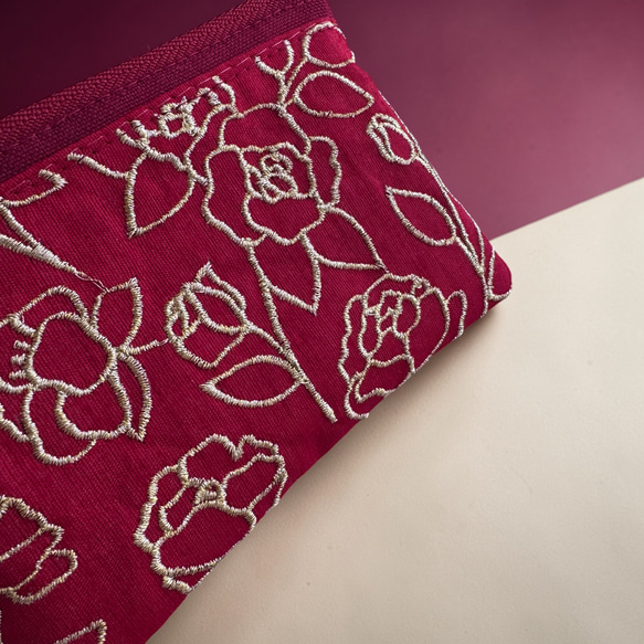 【母の日ギフト】カーネーション/インド刺繍×帆布◆カラビナ付きフラットポーチ/マルチケース 5枚目の画像