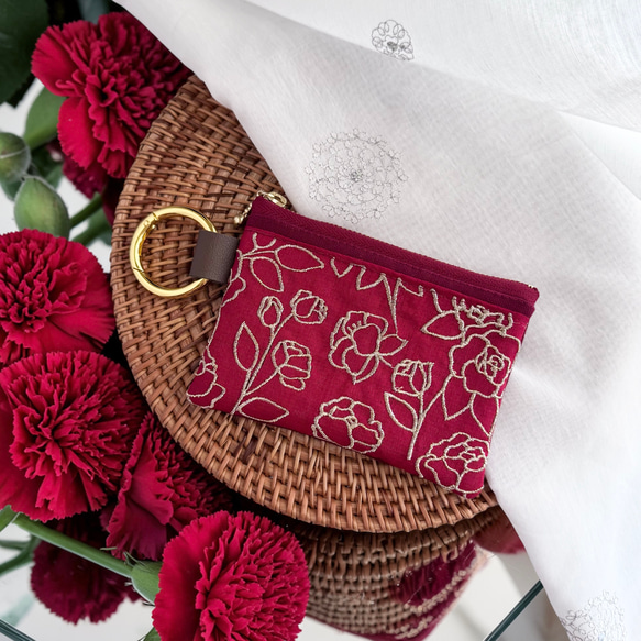 【母の日ギフト】カーネーション/インド刺繍×帆布◆カラビナ付きフラットポーチ/マルチケース 3枚目の画像