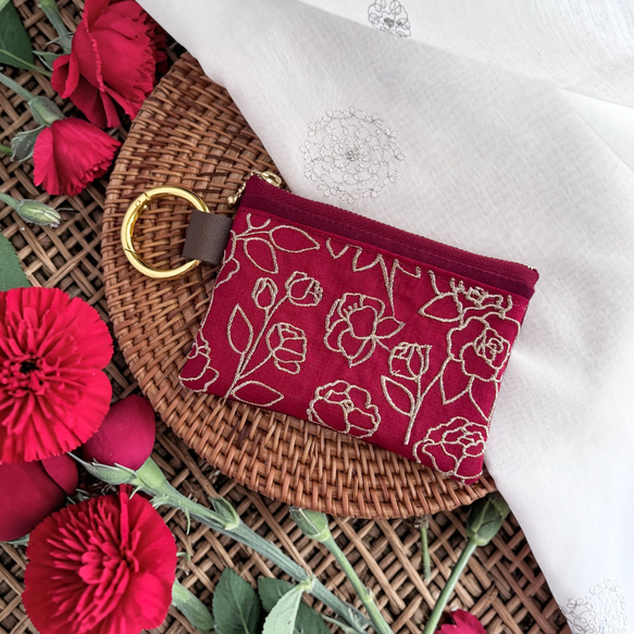 【母の日ギフト】カーネーション/インド刺繍×帆布◆カラビナ付きフラットポーチ/マルチケース 4枚目の画像