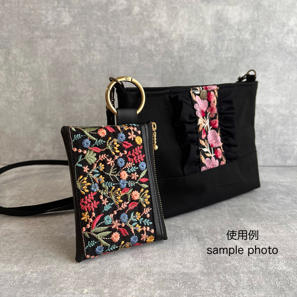 【母の日ギフト】カーネーション/インド刺繍×帆布◆カラビナ付きフラットポーチ/マルチケース 9枚目の画像