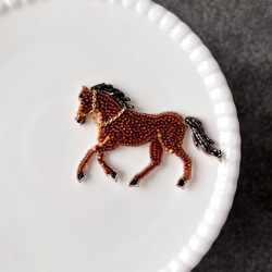 La mienne ブローチ（ビーズ刺繍　馬） 白い馬のビーズ刺繍ブローチ⭐︎受注制作品⭐︎贈り物 ブローチ Hi-na
