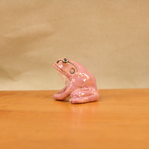 アマガエル（桃色） 陶芸作品 置物（カエル 陶 フギュア） 立体