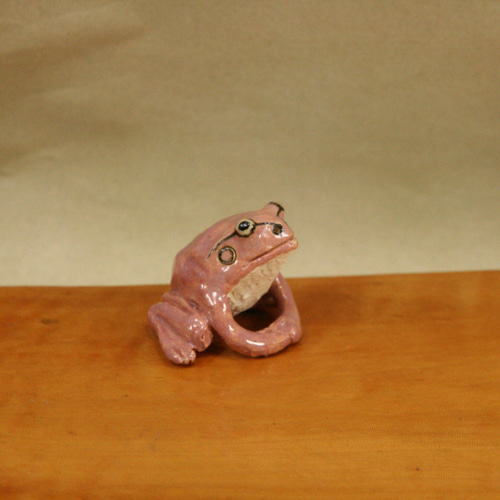 アマガエル（桃色） 陶芸作品 置物（カエル 陶 フギュア） 立体