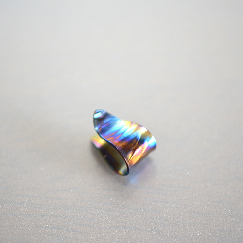 Titanium ear cuff・しずく型のチタンイヤーカフ=さくらと青=C