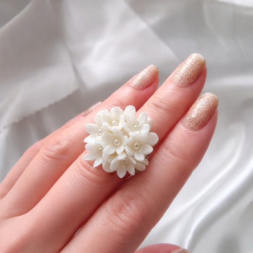 オフホワイトの花束リング（M） 樹脂粘土xパール さりげない存在感