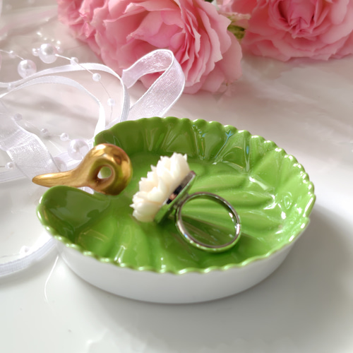 オフホワイトの花束リング（M） 樹脂粘土xパール さりげない存在感