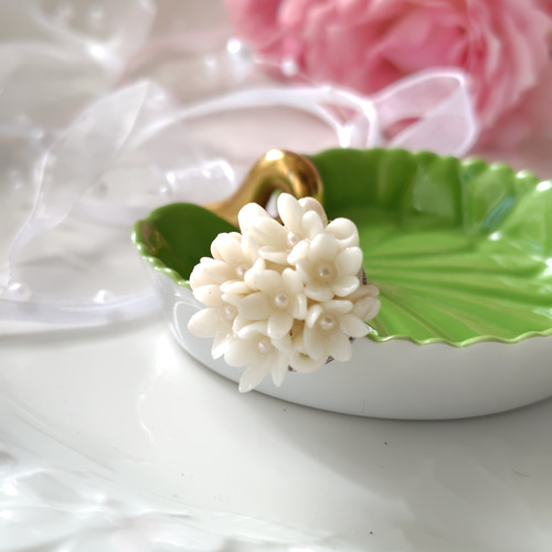 オフホワイトの花束リング（M） 樹脂粘土xパール さりげない存在感