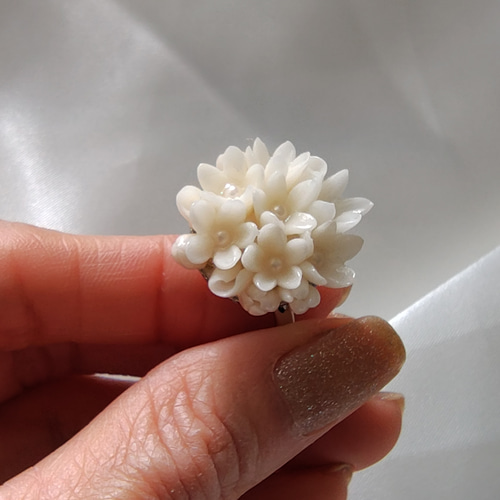 オフホワイトの花束リング（M） 樹脂粘土xパール さりげない存在感