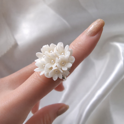 オフホワイトの花束リング（M） 樹脂粘土xパール さりげない存在感