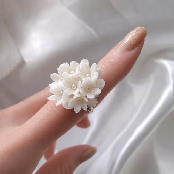 【500】薔薇のリング／樹脂粘土／フリーサイズ オフホワイトの花束リング（M） 樹脂粘土xパール さりげない存在感