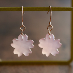 春を纏う ピンクカルセドニー＜桜カット＞のピアス（サージカルステンレス） 2枚目の画像