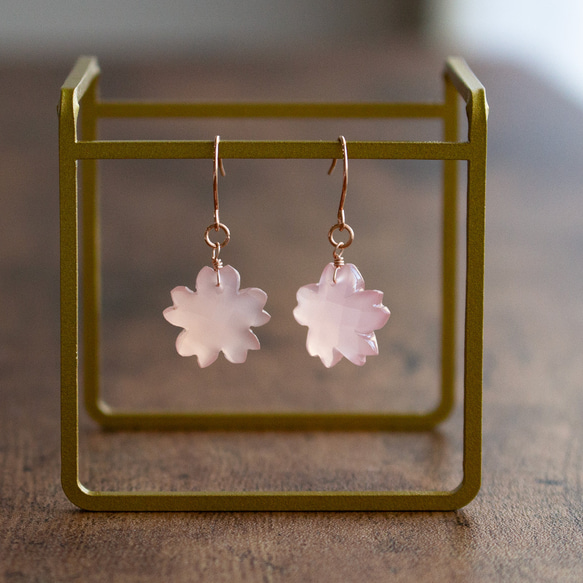 春を纏う ピンクカルセドニー＜桜カット＞のピアス（サージカルステンレス） 1枚目の画像