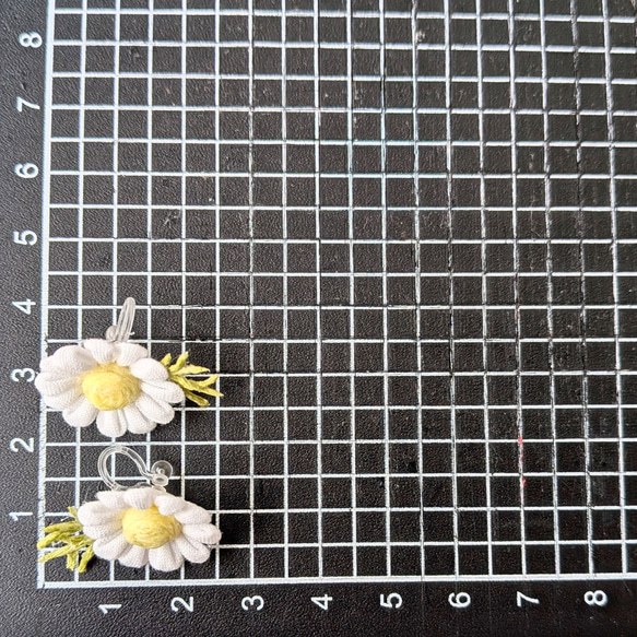 つまみ細工「カモミールのピアス・イヤリング」 10枚目の画像