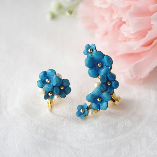 ＃483 再販不可✴ロイヤルブルー✴フラワーブーケ✴レジンヘアゴムキーホルダー 手染めレザー＊勿忘草(ワスレナグサ)のイヤーカフセット イヤーカフ