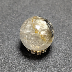 一点物 虹の光が神秘 タイチンルチル 13ミリ 極太金針水晶 粒売り 貫通穴あり 独特な表情が見られる ゴールド タイチンルチル 13ミリ 金針入り水晶 1