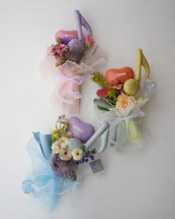 【予約販売】選べる３色 名入れ無料 フレッシュフラワー バルーンブーケ 生花 花束 母の日 発表会 母の日ギフト2026 2枚目の画像
