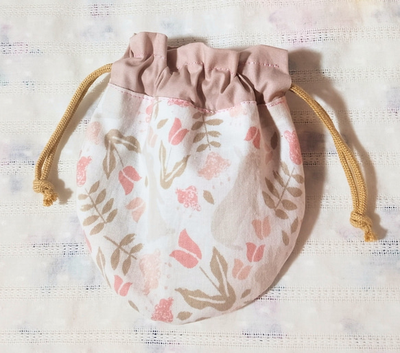 気持ちがゆるむ、やさしい手ざわりのうさぎとチューリップのミニ巾着 1枚目の画像