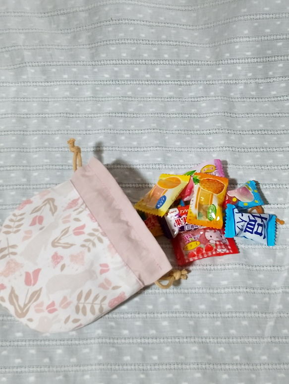 気持ちがゆるむ、やさしい手ざわりのうさぎとチューリップのミニ巾着 5枚目の画像