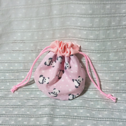 コロコロパンダとスターの丸いミニ巾着袋。飴ちゃんやリップポーチに（丸い巾着）（ミニ巾着） 1枚目の画像