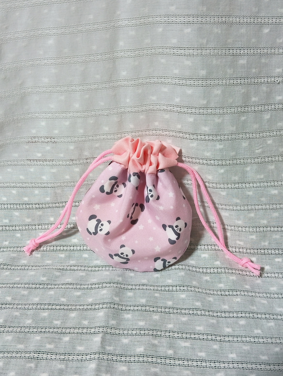コロコロパンダとスターの丸いミニ巾着袋。飴ちゃんやリップポーチに（丸い巾着）（ミニ巾着） 1枚目の画像