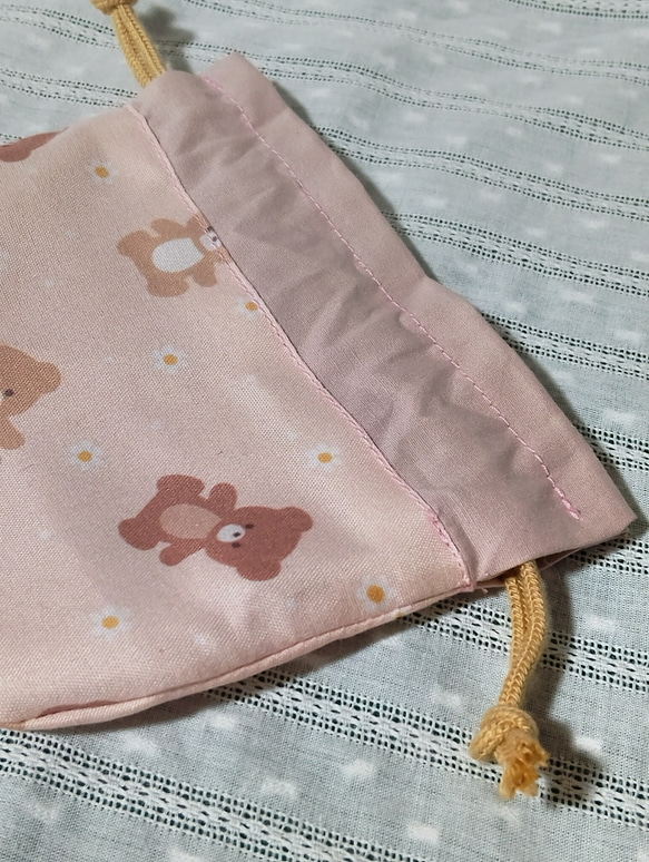 大人可愛いミルクティーピンクのクマさんとお花。まあるいミニ巾着袋（飴やコスメポーチに） 2枚目の画像