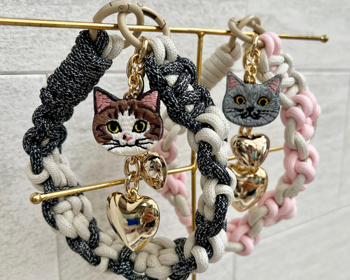 Xmas薔薇リース付き ぐでネコチャーム✨2個セット✨三毛猫 2way ねこパラチャーム その他アクセサリー Reona Things 通販