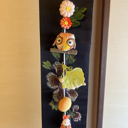 ちりめん細工 つるし飾りタペストリー｜フクロウと和花の壁掛け｜和