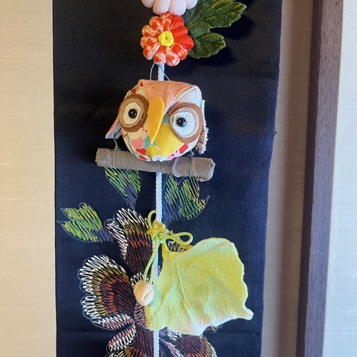 ちりめん細工 つるし飾りタペストリー｜フクロウと和花の壁掛け｜和