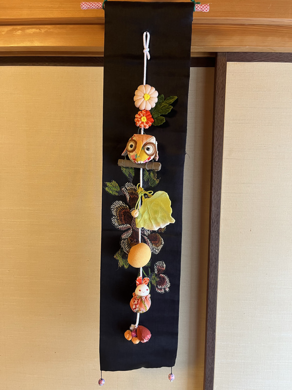 ちりめん細工 つるし飾りタペストリー｜フクロウと和花の壁掛け｜和
