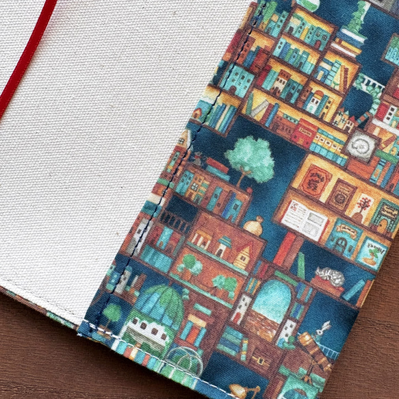 【文庫】不思議な本の街のブックカバー　ブルー　型崩れしにくい　布　サイズ変更可能　　 3枚目の画像