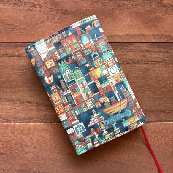 【文庫】不思議な本の街のブックカバー　ブルー　型崩れしにくい　布　サイズ変更可能　　 1枚目の画像