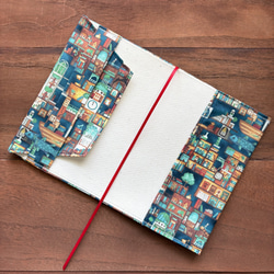 【文庫】不思議な本の街のブックカバー　ブルー　型崩れしにくい　布　サイズ変更可能　　 2枚目の画像