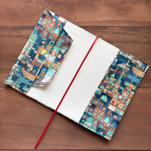 【文庫】不思議な本の街のブックカバー　ブルー　型崩れしにくい　布　サイズ変更可能　　 2枚目の画像