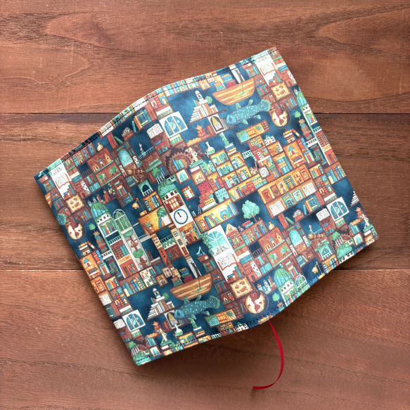 【文庫】不思議な本の街のブックカバー　ブルー　型崩れしにくい　布　サイズ変更可能　　 5枚目の画像