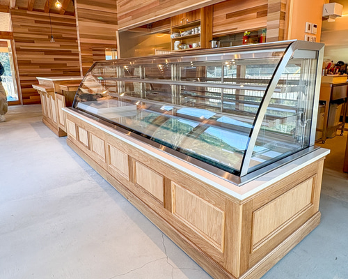レジカウンター　店舗什器　シャビ―風　カウンター　カフェ　サロン カフェ向けショーケースレジカウンター（W5000・ホワイトオーク無垢材
