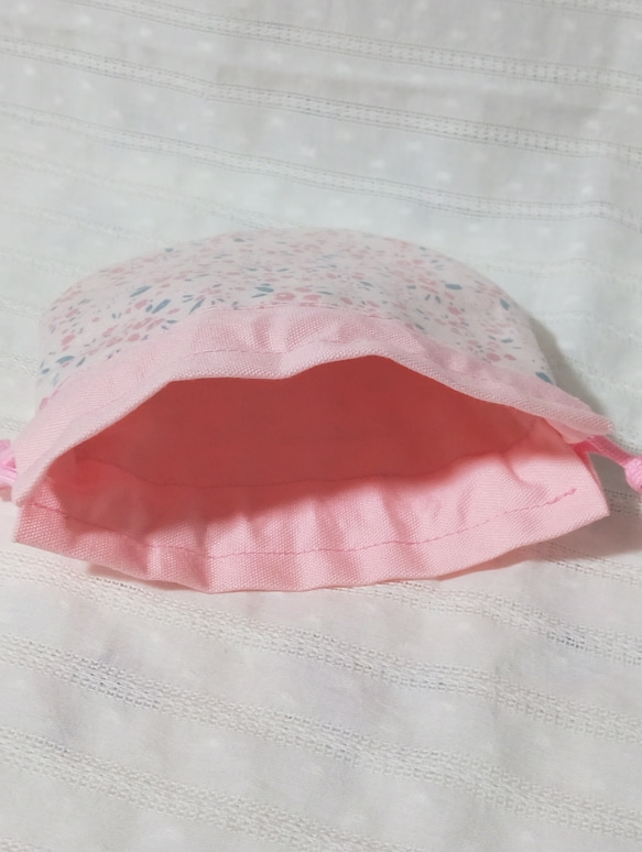 大人可愛い小花柄。清楚なパステルピンクのまぁるいミニ巾着袋（コスメ、飴ちゃん入れに） 3枚目の画像