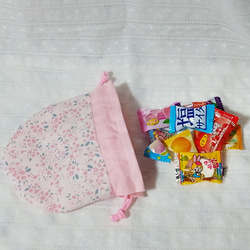 大人可愛い小花柄。清楚なパステルピンクのまぁるいミニ巾着袋（コスメ、飴ちゃん入れに） 5枚目の画像