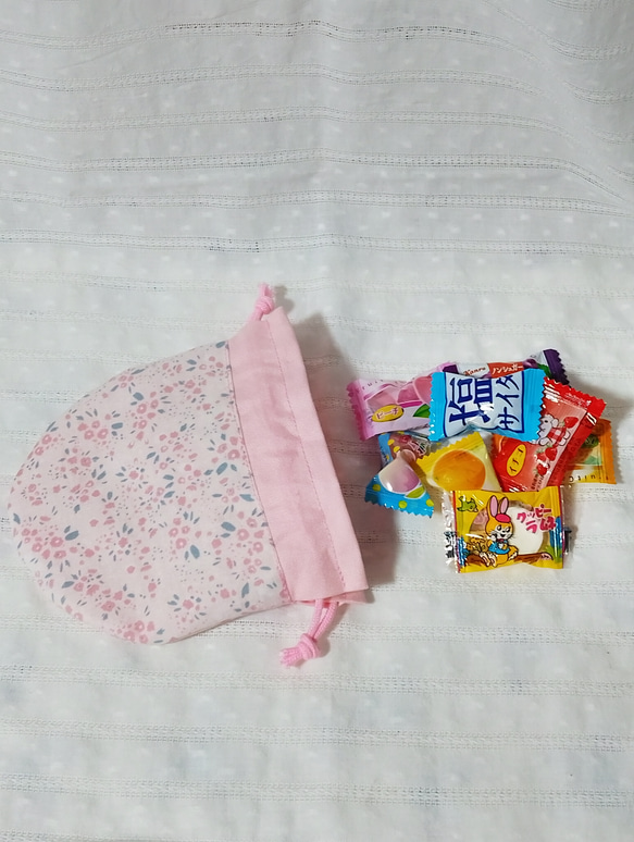 大人可愛い小花柄。清楚なパステルピンクのまぁるいミニ巾着袋（コスメ、飴ちゃん入れに） 5枚目の画像